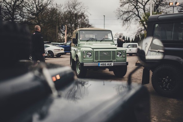Rover land rover / Land Rover defender: Zgodbe o legendarnem terenskem vozilu še ni konec