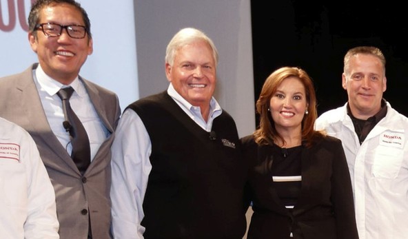 Rick Hendrick (drugi z leve)