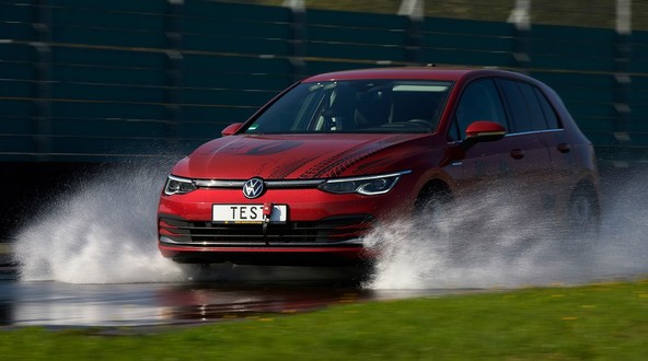 ADAC Sommerreifentest 2025: 11 dobrih, 4 povprečne in 3 letne pnevmatike, ki se jim raje izognite