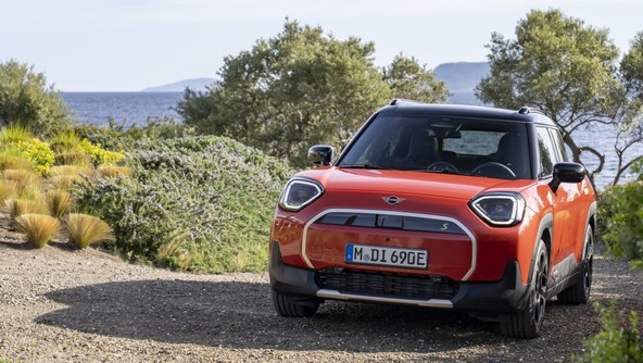 Novi MINI Aceman: Ekspresiven križanec s kompaktnimi proporci