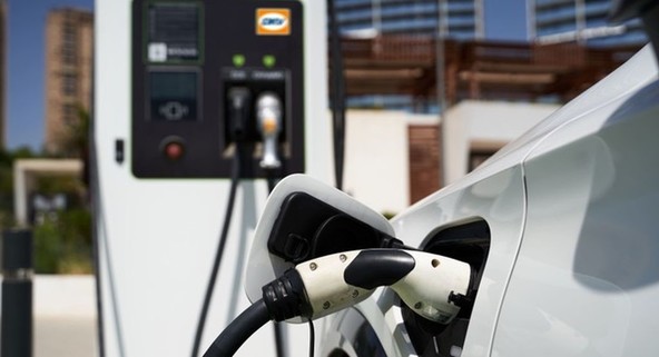 Več kot milijon polnilnih mest: DKV Mobility omogoča dostop do ene največjih mrež polnilnic za električna vozila v Evropi