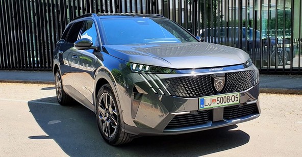 JAMSTVO ZA VSA VOZILA V SLOVENIJI : PEUGEOT KAKOVOST SVOJIH OSEBNIH VOZIL POTRJUJE S STANDARDNIM SEDEMLETNIM JAMSTVOM 