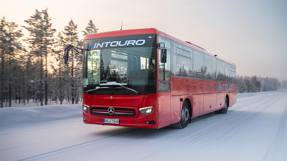 Novi eINTOURO uspešno kljubuje mrazu, ledu in snegu: Družba Daimler Buses testira električni medkrajevni avtobus na Finskem