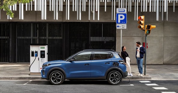 Stoletnica osvetlitve Eifflovega stolpa : 100 LET POZNEJE CITROËN ŠE VEDNO ELEKTRIFICIRA SVET