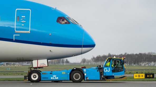 Goldhofer Phoenix AST2E : KLM prvi z električnimi vlečnimi traktorji za letala