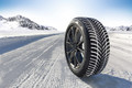 GOODYEAR POUDARJA POMEN VARNE ZIMSKE VOŽNJE: KAKO TEHNOLOGIJA PNEVMATIK ZAGOTAVLJA VARNOST V VSEH RAZMERAH
