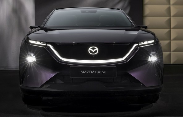 Umetnina, ki navdušuje z električno vožnjo: PREDSTAVITEV NOVE Mazde CX-6e NA AVTOMOBILSKEM SALONU V BRUSLJU