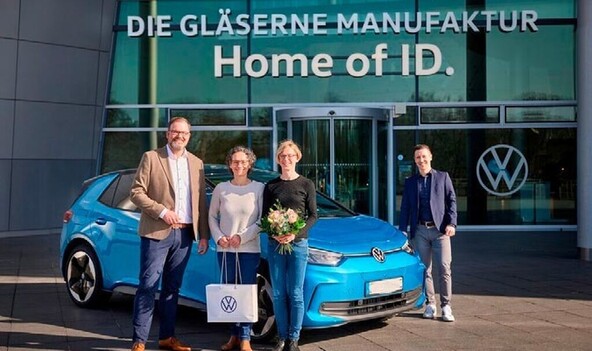 Jubilejni model ID.3 so v Stekleni manufakturi v Dresdnu predali Kirsten Vormbrock (druga z desne) in njeni ženi Tini. Navzoča sta bila tudi vodja prodaje Arnd Meyer-Clasen (na levi strani) in produktni strokovnjak Robert Pardavi.