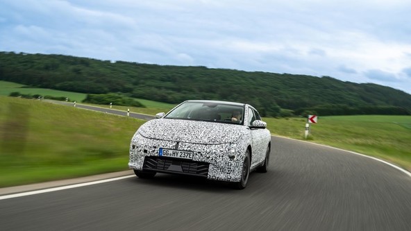 KIA EV4: EV4 dokazuje vzdržljivost z vodilno baterijo v industriji in testi vzdržljivosti