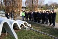 SPOMINJAJMO SE, POMAGAJMO, UKREPAJMO: Poklon ob spomeniku žrtvam prometnih nesreč