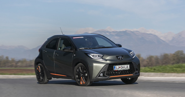 Toyota aygo X 1.0 VVT-i 5D M/T5 limited: Glavni, a le v mestu