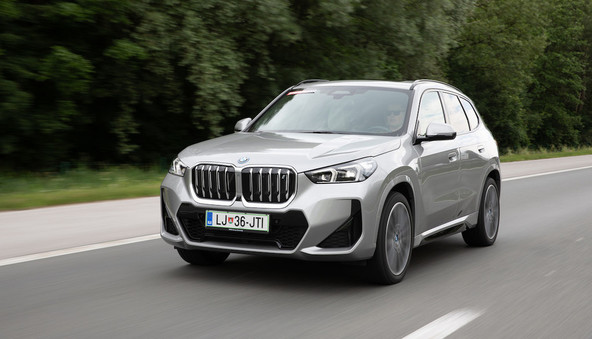 BMW iX1 xDrive30: Naravno električen