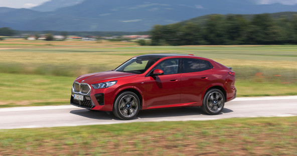 BMW iX2 xDrive30: Elektro nastopač