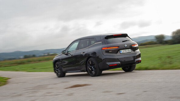 BMW iX xDrive60: Moč udobja