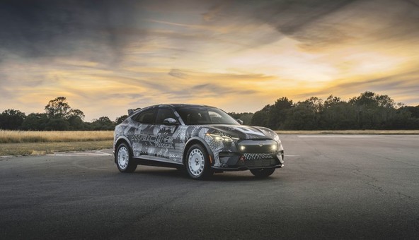 FORD MUSTANG MACH-E RALLY : ELEKTRIČNA VZNEMIRLJIVOST Z NAVDIHOM RELIJA